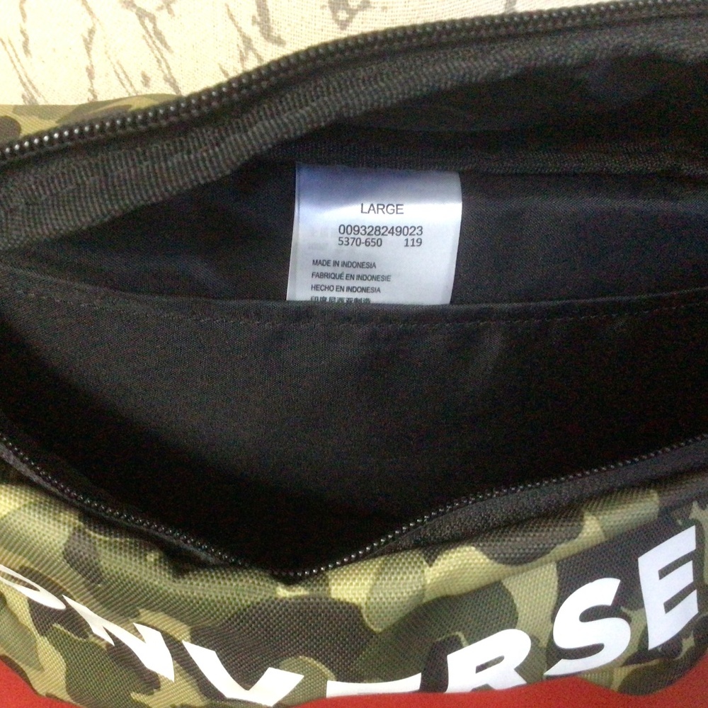 π 2/$25π Converse Logo Camouflage Large Belt Bag Olive - Picture 4 of 8